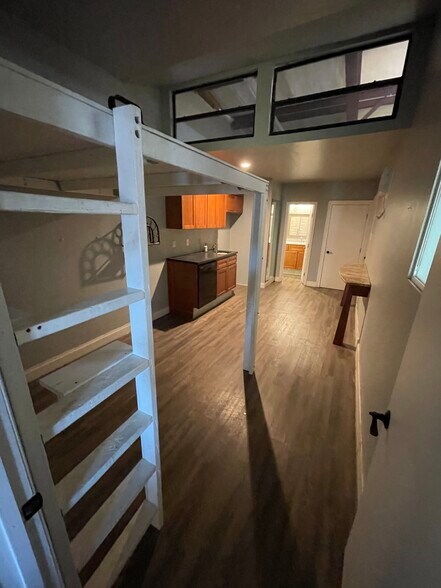 More Photos Of 700 S Milwee St, Longwood Warehouse For Lease