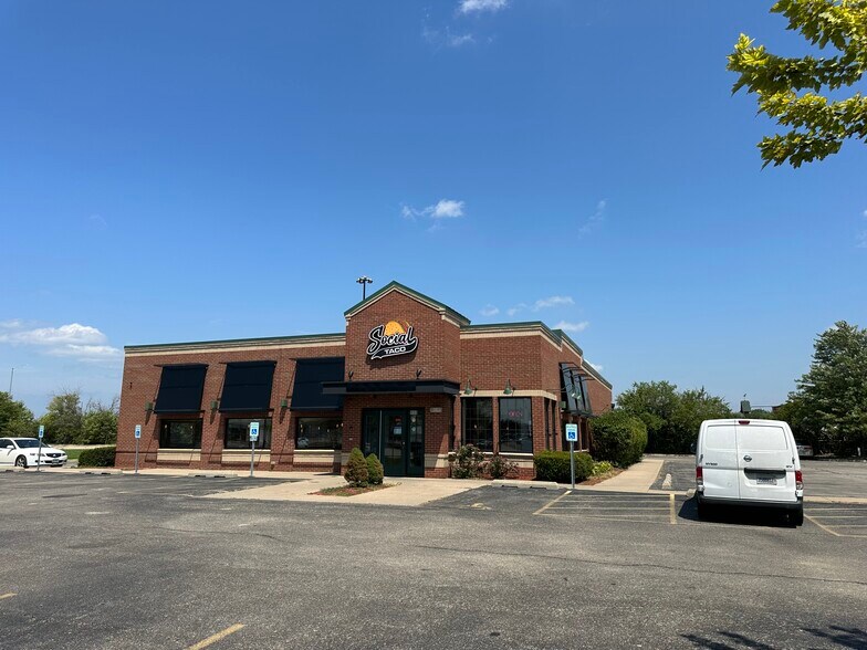 More Photos Of 900 Riverside Dr, East Peoria Restaurant For Sale
