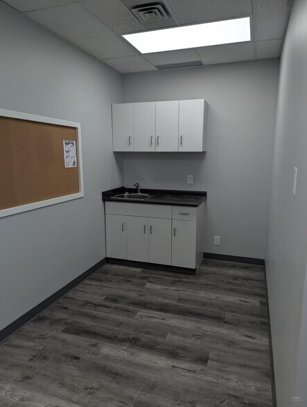 More Photos Of 103 Scurfield Blvd, Winnipeg Flex For Lease