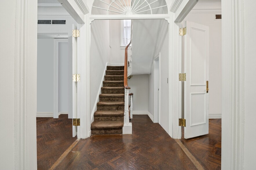 More Photos Of 19 E 75th St, New York Storefront Retail Office For Sale