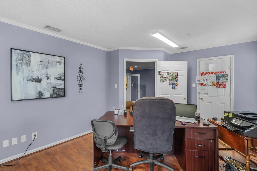 More Photos Of 10375 Ford Ave, Richmond Hill Office For Sale