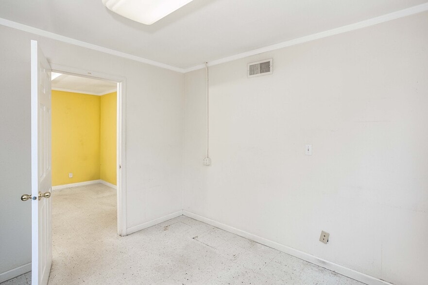 More Photos Of 10234 NE Glisan St, Portland Freestanding For Lease