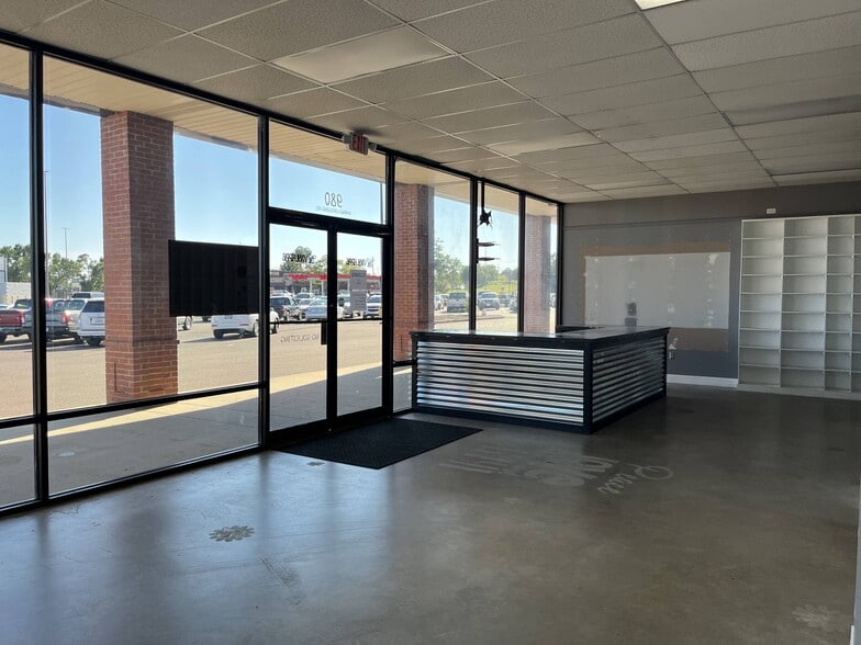 More Photos Of 930 Barnes Crossing Rd, Tupelo Unknown For Lease