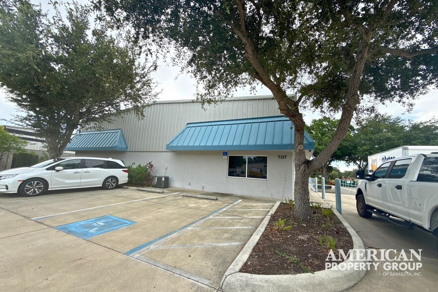 More Photos Of 7117 24th Ct E, Sarasota Warehouse For Lease