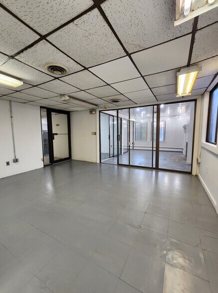 More Photos Of 62 Middlesex Tpke, Burlington Freestanding For Sale