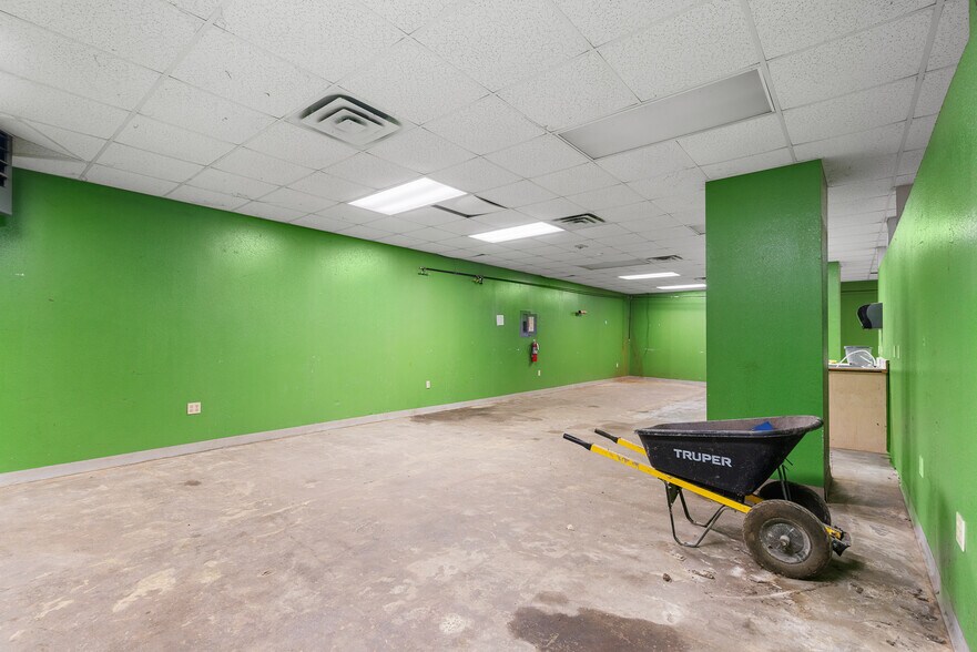 More Photos Of 713 E Austin Blvd, Nevada Warehouse For Lease