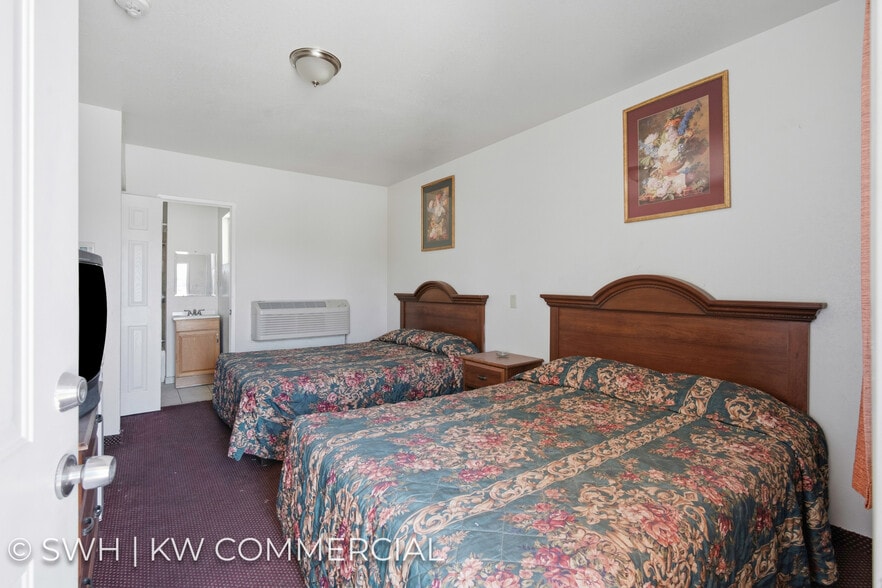 More Photos Of 130 Kern St, Taft Hotel For Sale