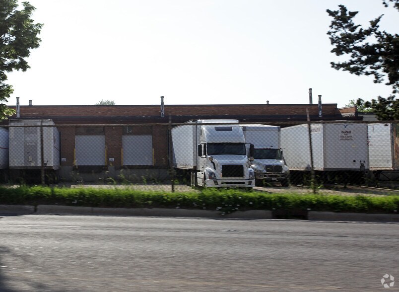 More Photos Of 970 S Lake St, Aurora Manufacturing For Lease