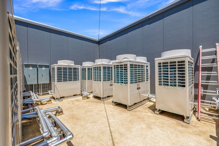 More Photos Of 18194 Blue Dream Crossing, Desert Hot Springs Manufacturing For Sale