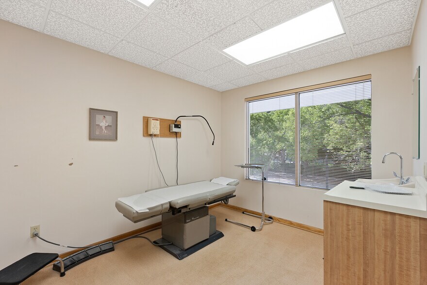 More Photos Of 700 2nd Ave N, Naples Medical For Lease