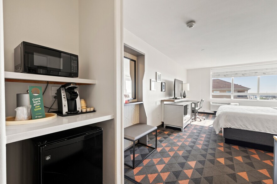 More Photos Of 300 E Central Texas Expy, Killeen Hotel For Sale