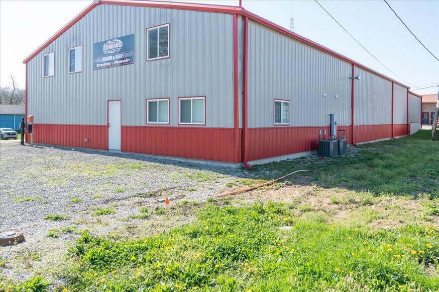 More Photos Of 1010 10th St, Vienna Flex For Sale