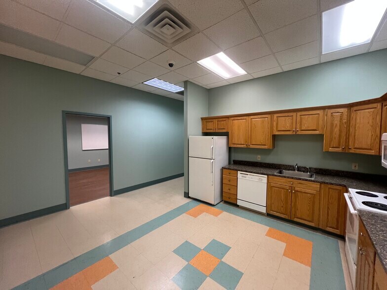 More Photos Of 59 Chennel Dr, Concord Office For Sale