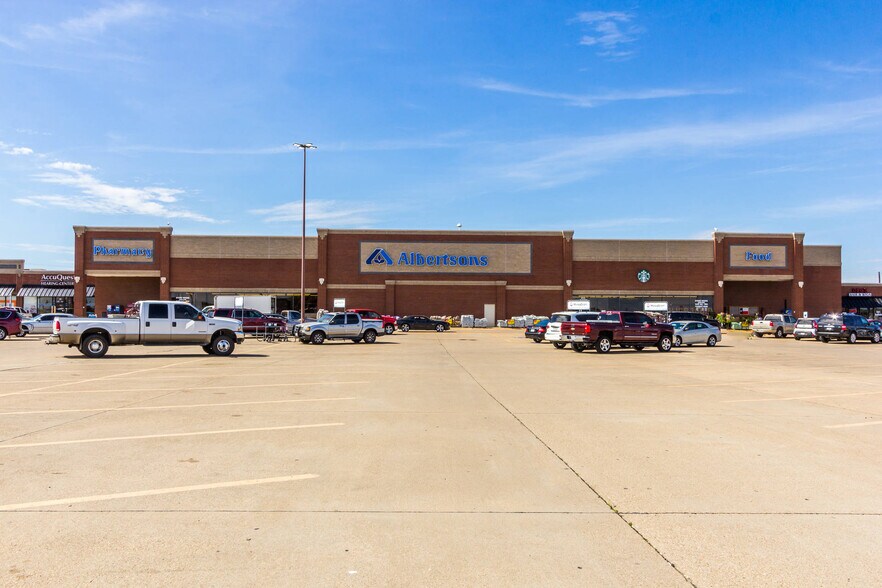 More Photos Of 811-877 NE Alsbury Blvd, Burleson Unknown For Lease