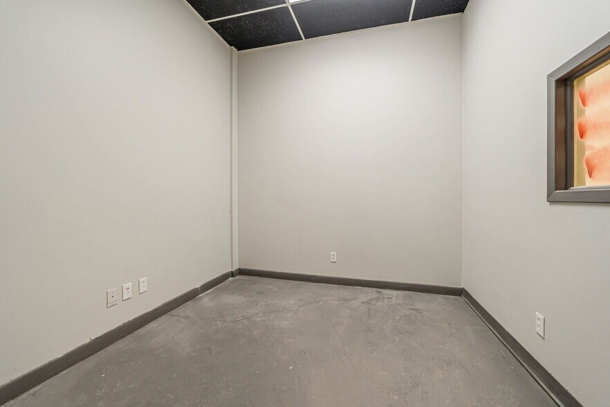 More Photos Of 5805 Boul Décarie, Montréal General Retail For Lease
