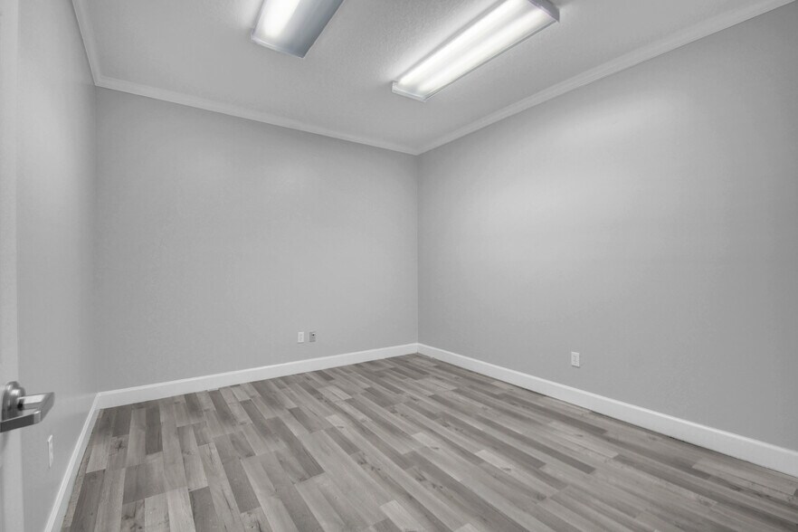 More Photos Of 9905 Old St Augustine Rd, Jacksonville Medical For Lease