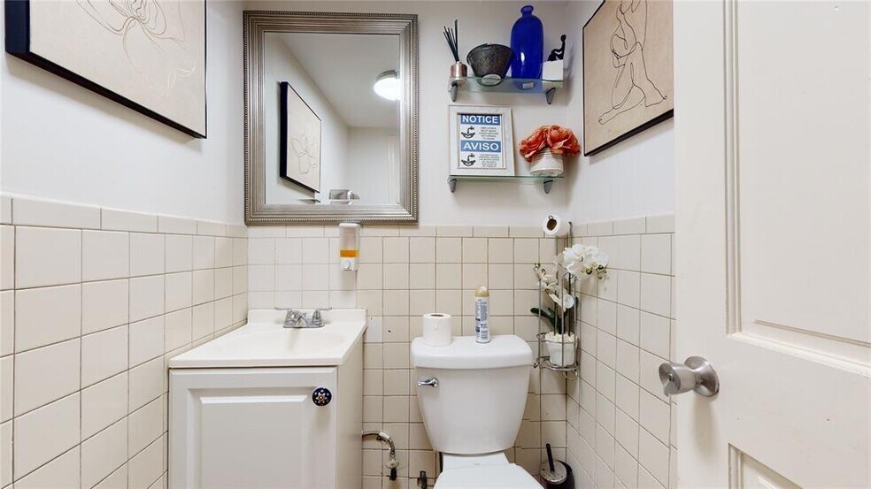 More Photos Of 166 W Park Ave, Long Beach Storefront Retail Office For Sale