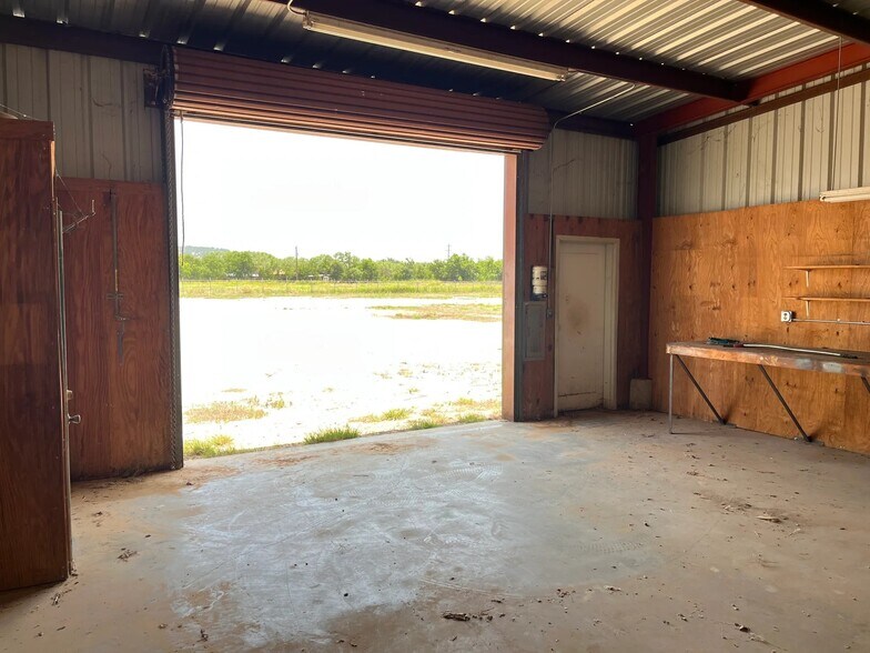 More Photos Of 714 Main St, Buffalo Gap Warehouse For Lease