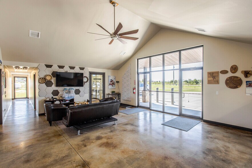 More Photos Of 39812 Hazel Dell Rd, Shawnee Veterinarian Kennel For Sale