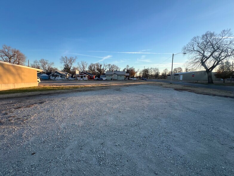 More Photos Of 310 N Oak St, Mcpherson Warehouse For Sale