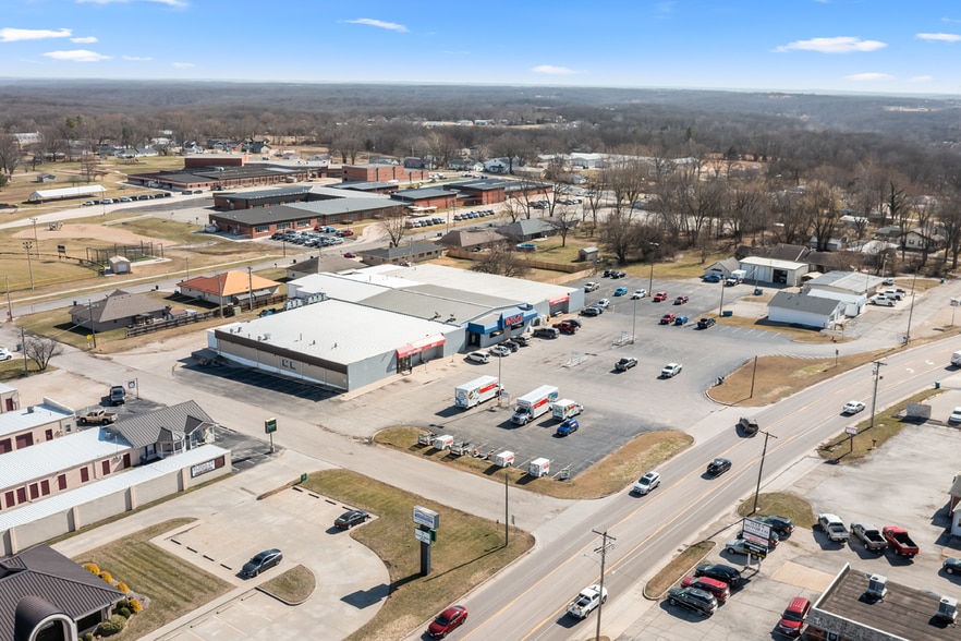 More Photos Of 1002 S Aurora St, Eldon Supermarket For Sale