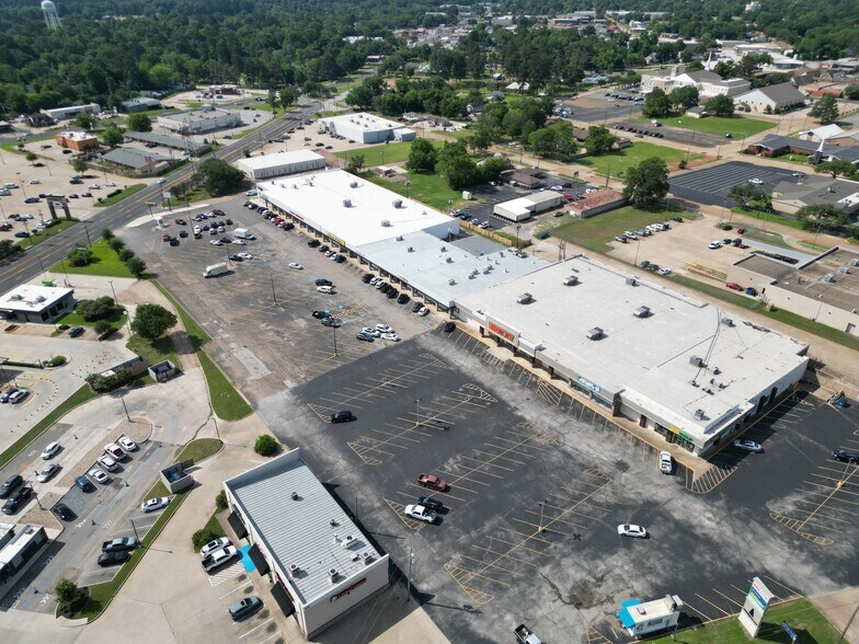 More Photos Of 102-110 Midtown Dr, Kilgore General Retail For Lease