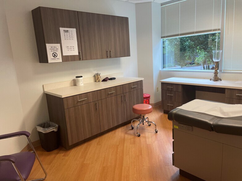 More Photos Of 20803 Biscayne Blvd, Aventura Office For Lease