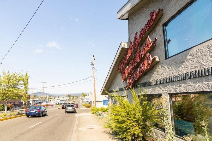 More Photos Of 330 NE Garden Valley Blvd, Roseburg Freestanding For Lease