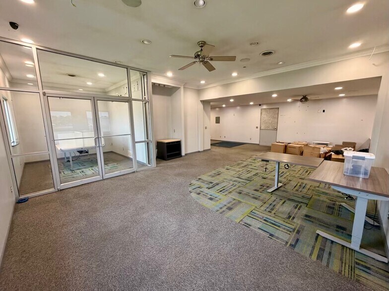 More Photos Of 405 Lake Ave, Gothenburg Distribution For Sale