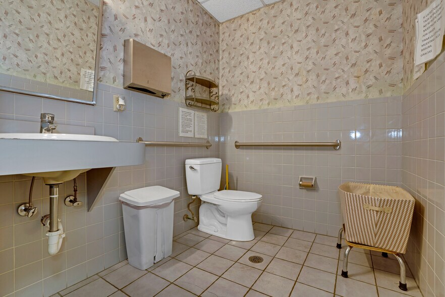 More Photos Of 1656 Oak Tree Rd, Edison Medical For Lease