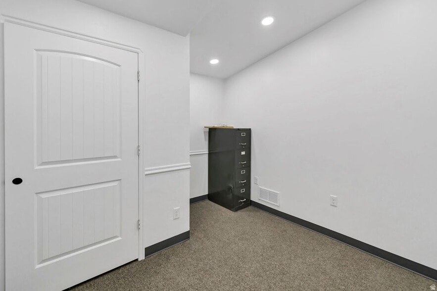 More Photos Of 46 S Center St, Elsinore Industrial For Sale