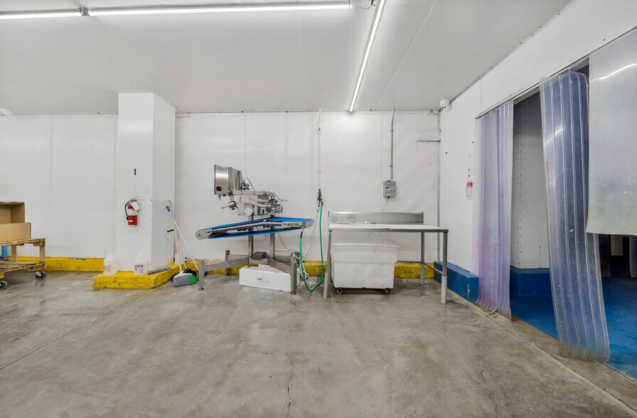 More Photos Of 7901-8195 NW 67th St, Miami Warehouse For Lease