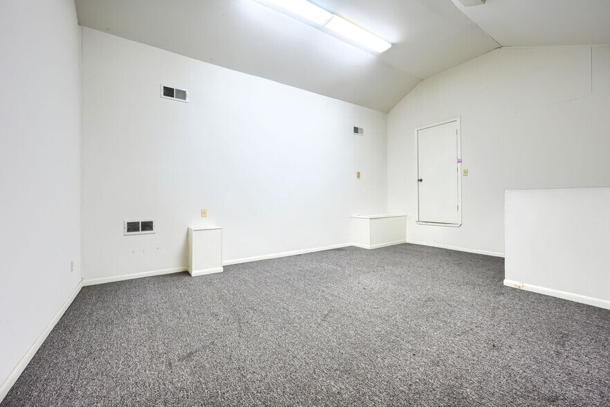 More Photos Of 6812 Avenue K, Plano Flex For Lease