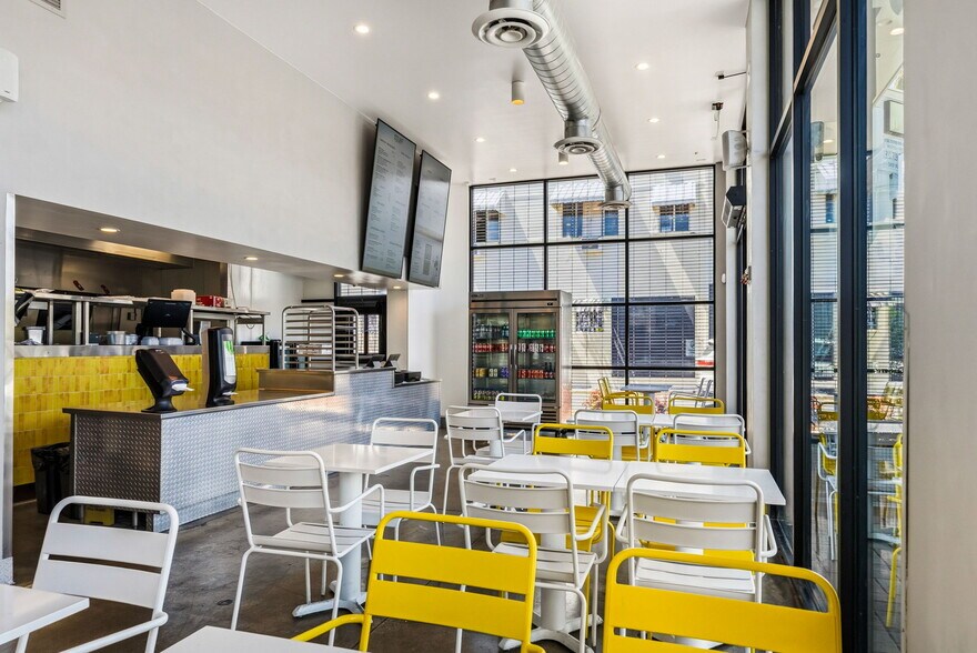 More Photos Of 465 N Fairfax Ave, Los Angeles Fast Food For Lease