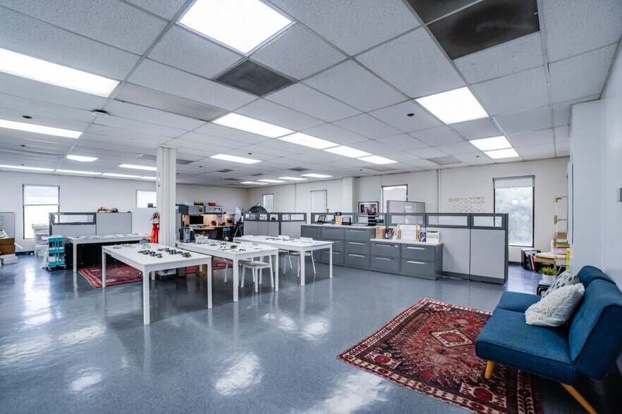 More Photos Of 10941 La Tuna Cyn, Sun Valley Warehouse For Lease