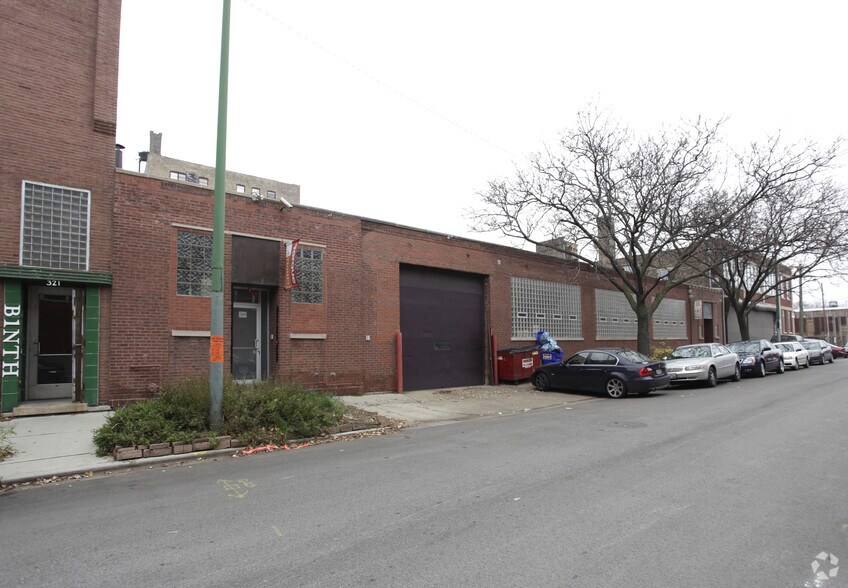 More Photos Of 309-319 N Justine St, Chicago Showroom For Lease