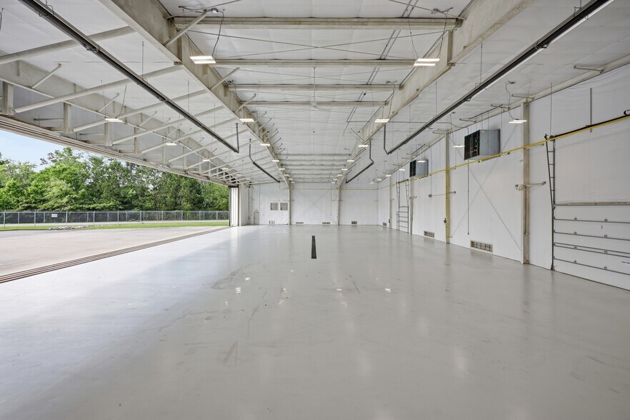More Photos Of 1185 N Memorial Dr, Greenville Airplane Hangar For Lease