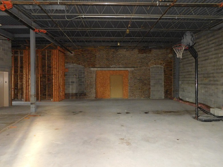 More Photos Of 701 Main St, Dresden Storefront For Lease
