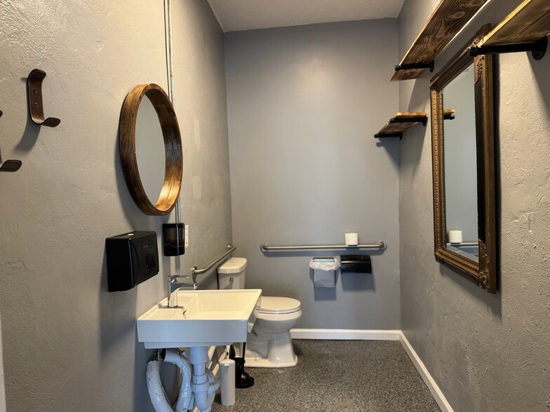 More Photos Of 903 Riverside Dr, Columbia Storefront Retail Office For Lease