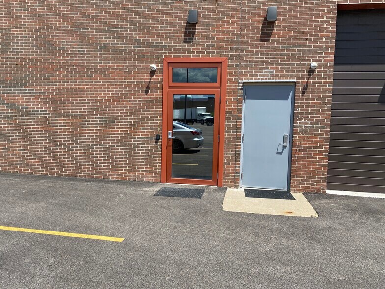 More Photos Of 3005 MacArthur Blvd, Northbrook Flex For Lease