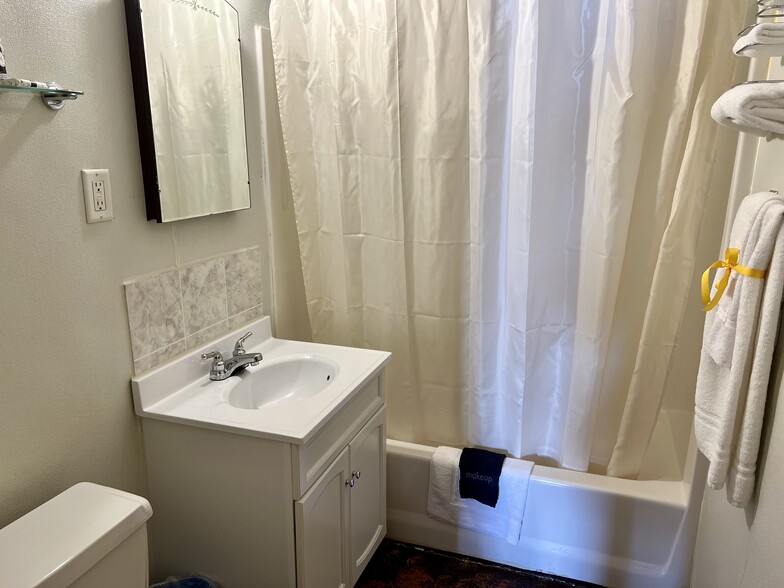 More Photos Of 408 Park St, Thermopolis Hotel For Sale