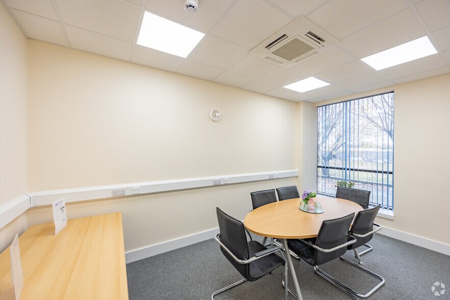 More Photos Of 6 Darby Clos, Swindon Coworking Space