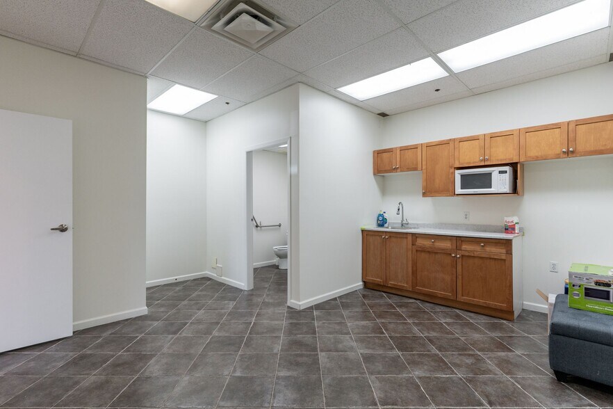 More Photos Of 2071 Kingsway Ave, Port Coquitlam Flex For Sale