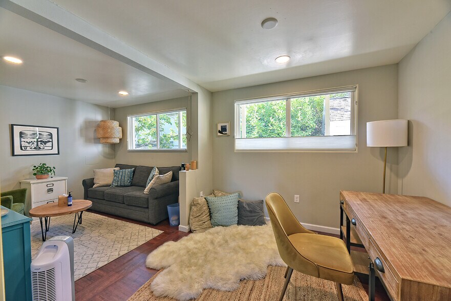 More Photos Of 993 Siskiyou Blvd, Ashland Office For Sale