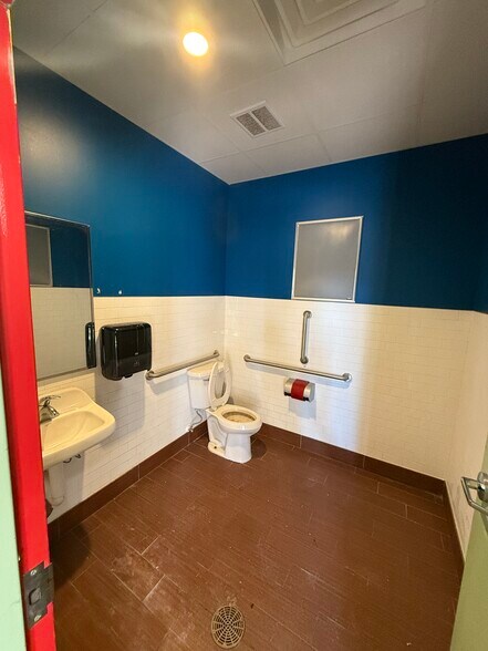 More Photos Of 945-965 E Summit St, Milford General Retail For Lease