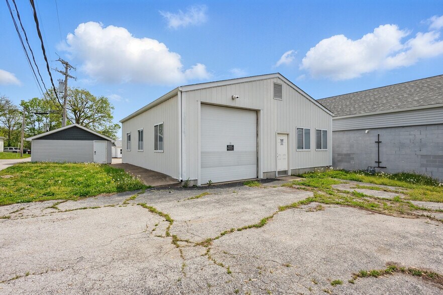 More Photos Of 581 E Cherry St, Troy Freestanding For Sale