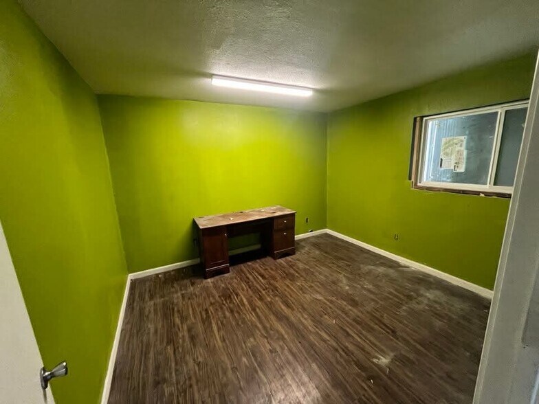 More Photos Of 6912 Calhoun Rd, Houston Warehouse For Lease