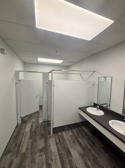 More Photos Of 4680 Caprice Dr, Middletown Warehouse For Lease