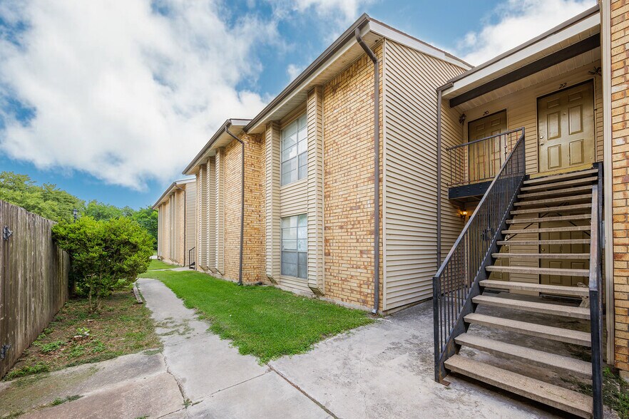 More Photos Of 700 N Medina St, Lockhart Apartments For Sale