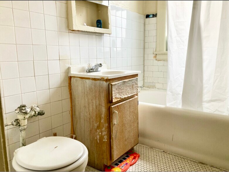 More Photos Of 7846 S Essex Ave, Chicago Apartments For Sale